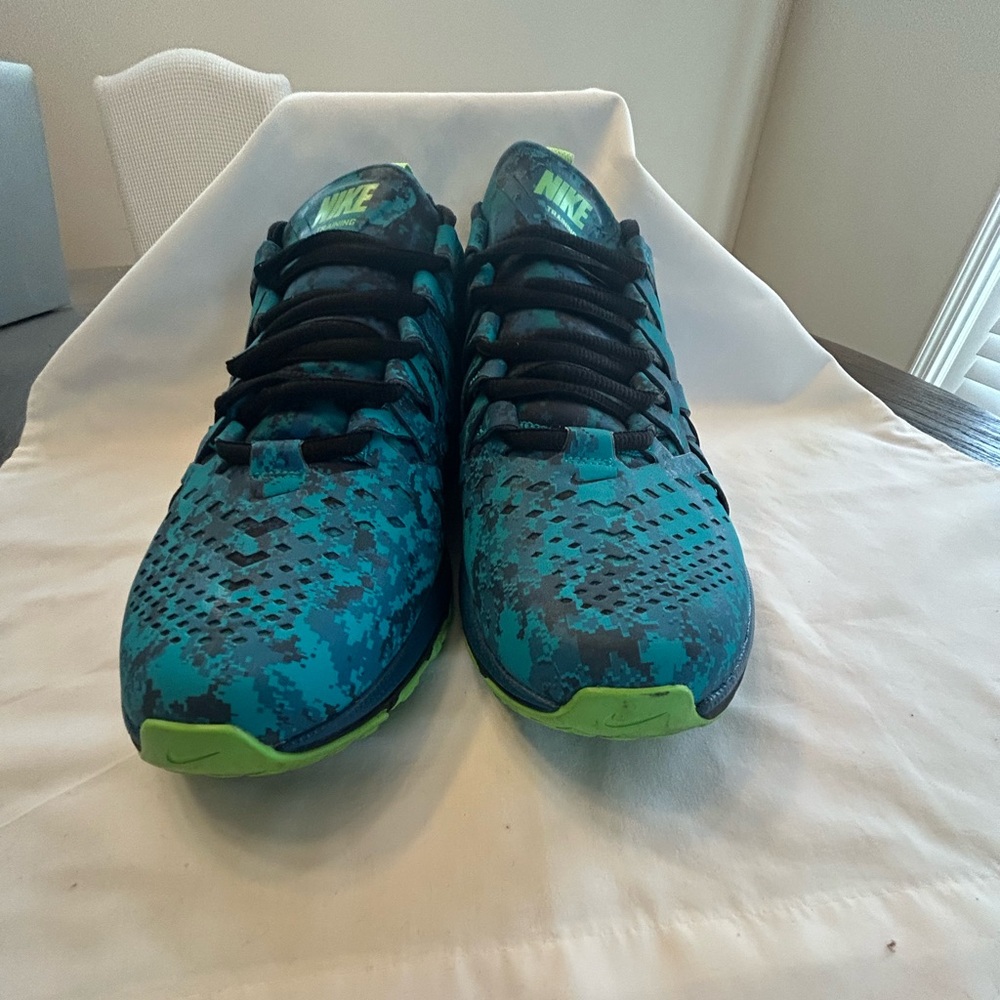 NIKE FingerTrap Max sneakers. Men 9 / Women 10.5 PreOwned - Excellent Condition